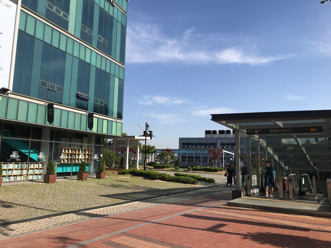 Seoul Attraction: Book Park, Itaewon. An Amazing Photogenic Library.